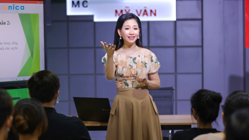 Tự tin nói trước camera cùng MC Mỹ Vân